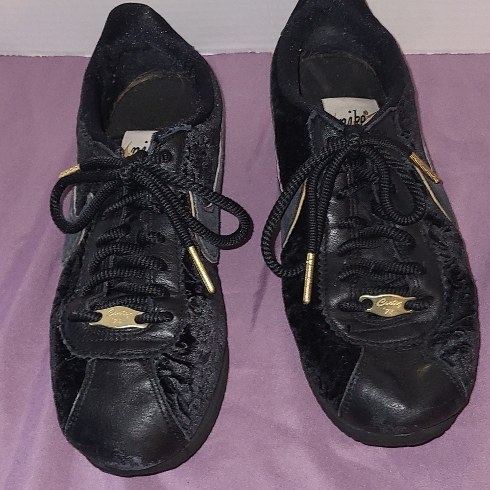 Nike Cortez 72 Black Velvet Embossed Royalty Print Womens Size 9